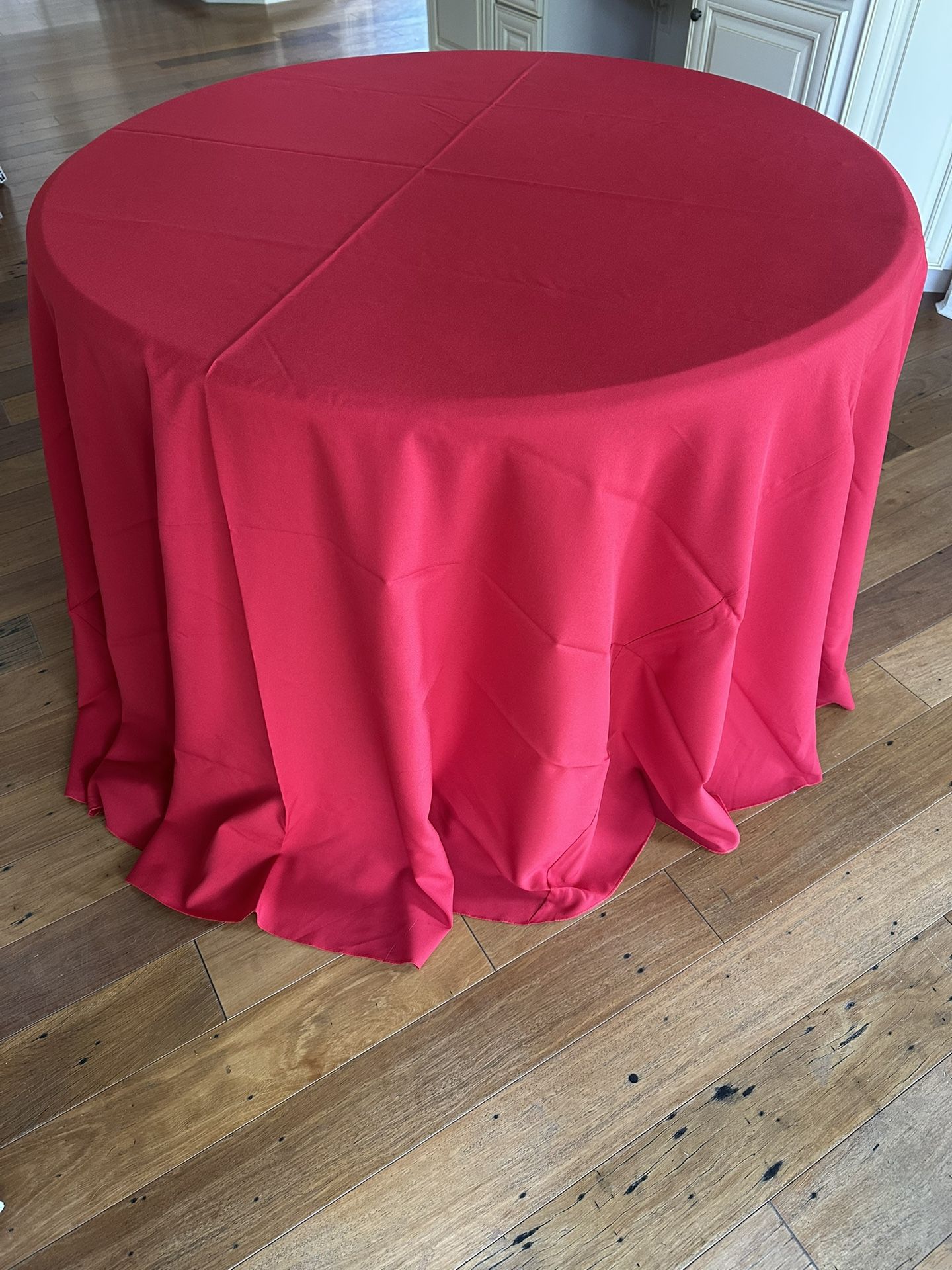 Quantity of 10 red tablecloths 118 inch