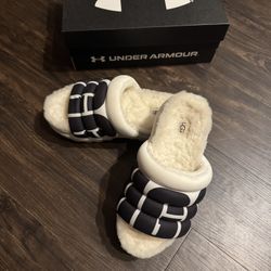 UGG 1127067 Maxi Slide Logo Platform Sandal white size 8.  New without box  