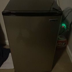 MAGIC CHEF MINI FRIDGE 