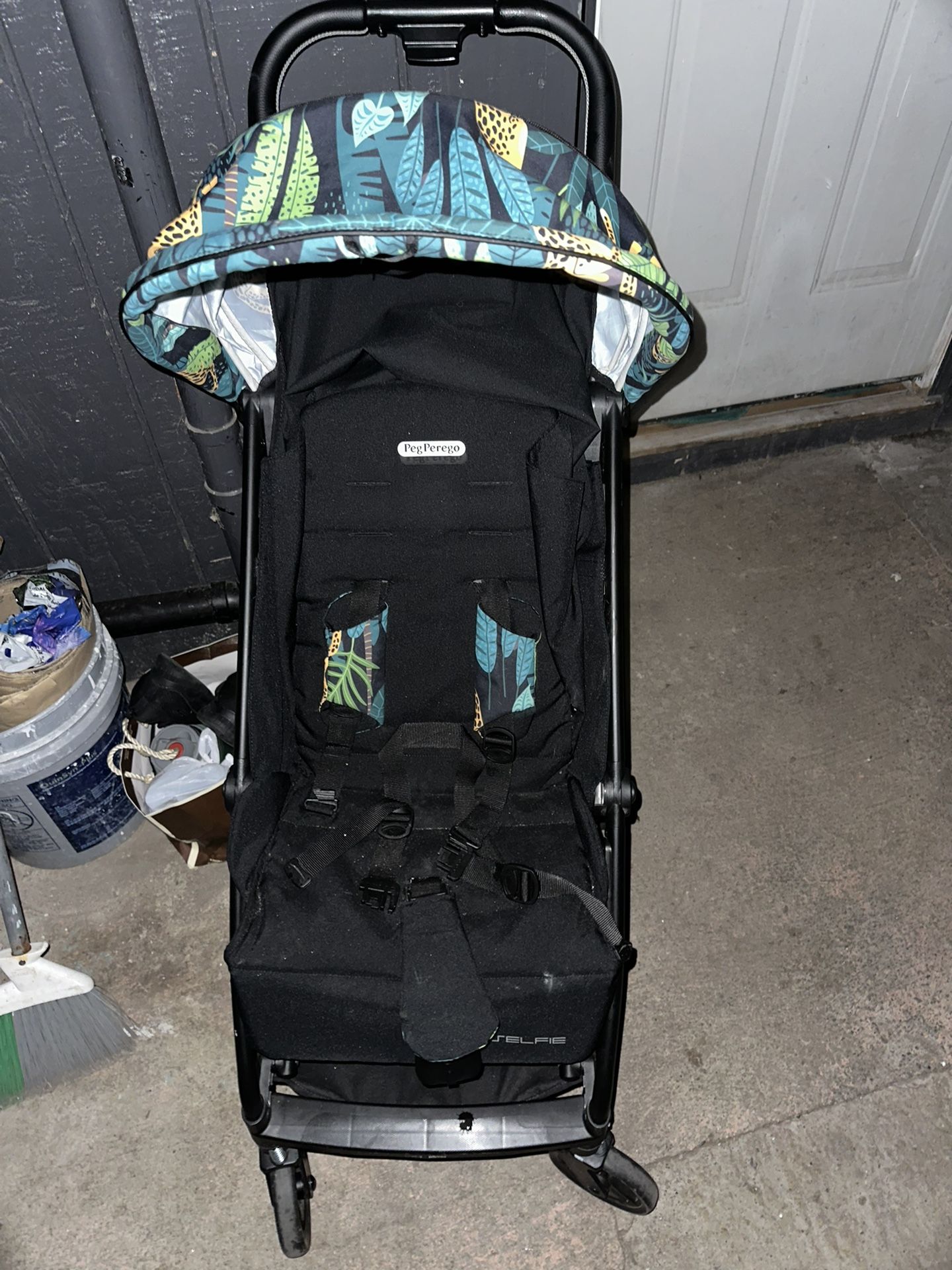 evenflo pivot litemax Evenflo Pivot Suite Modular Travel System with LiteMax Infant Car Seat main image 1