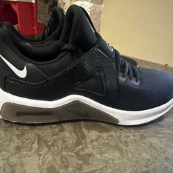  Women’s Nike Air Max Bella TR 5  Size 8.5