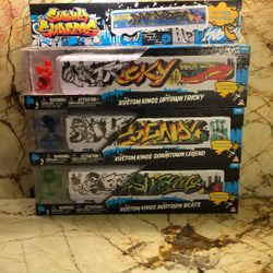 Three Subway Surfers Fill In Graffiti Subway cars