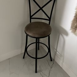 1 Stool In Good Condition 