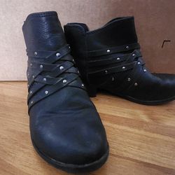 Girls black boots size 13