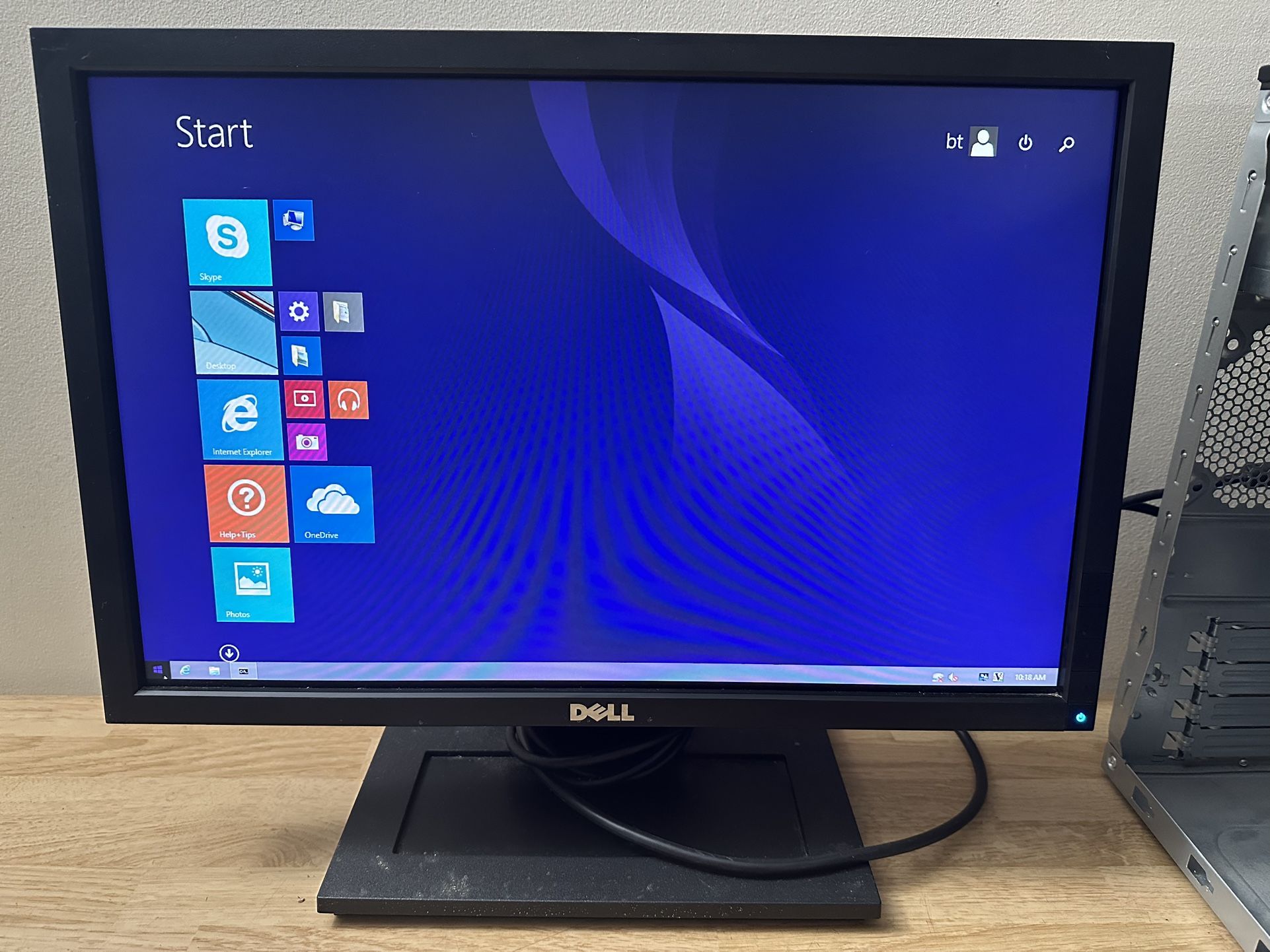 DELL 19" LCD MONITOR SCREEN W/ VGA & POWER CABLE & STAND