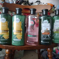 Tres Shampoo  Herba Esesences Y Dos Acondicionadores Por $20