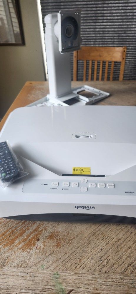 Vivitek Ultra Short Throw Projector with Mount