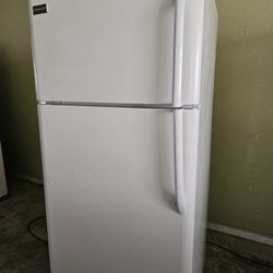 Frigidare Refrigerator Working Perfectly Fine Very Clean I Can Deliver To You 90 Days Warranty 