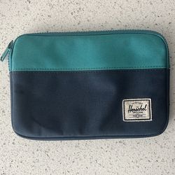 Herschel carrying sleeve