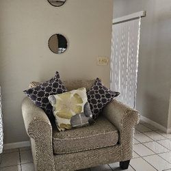 Stylish Accent Chair — Excellent Condition