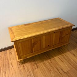 Solid Cedar Hope Chest Blanket Trunk Bench in excellent condition 