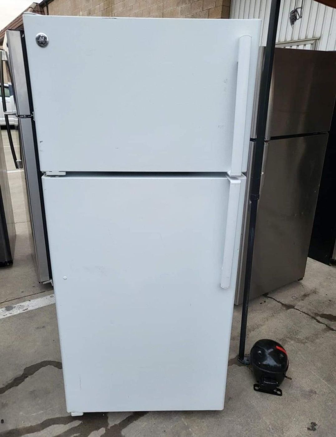 GE  Top Mount  White Refrigerator Fridge
