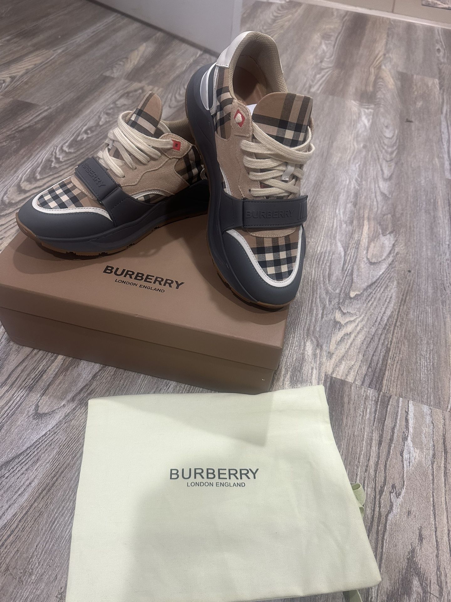 Burberry Size 9.5