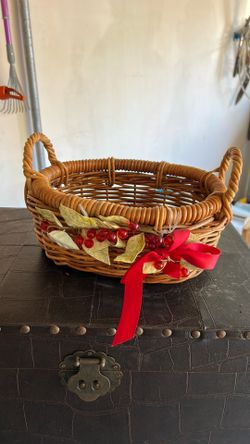 🧺 Small Decorative Wicker Basket with Holiday Accent