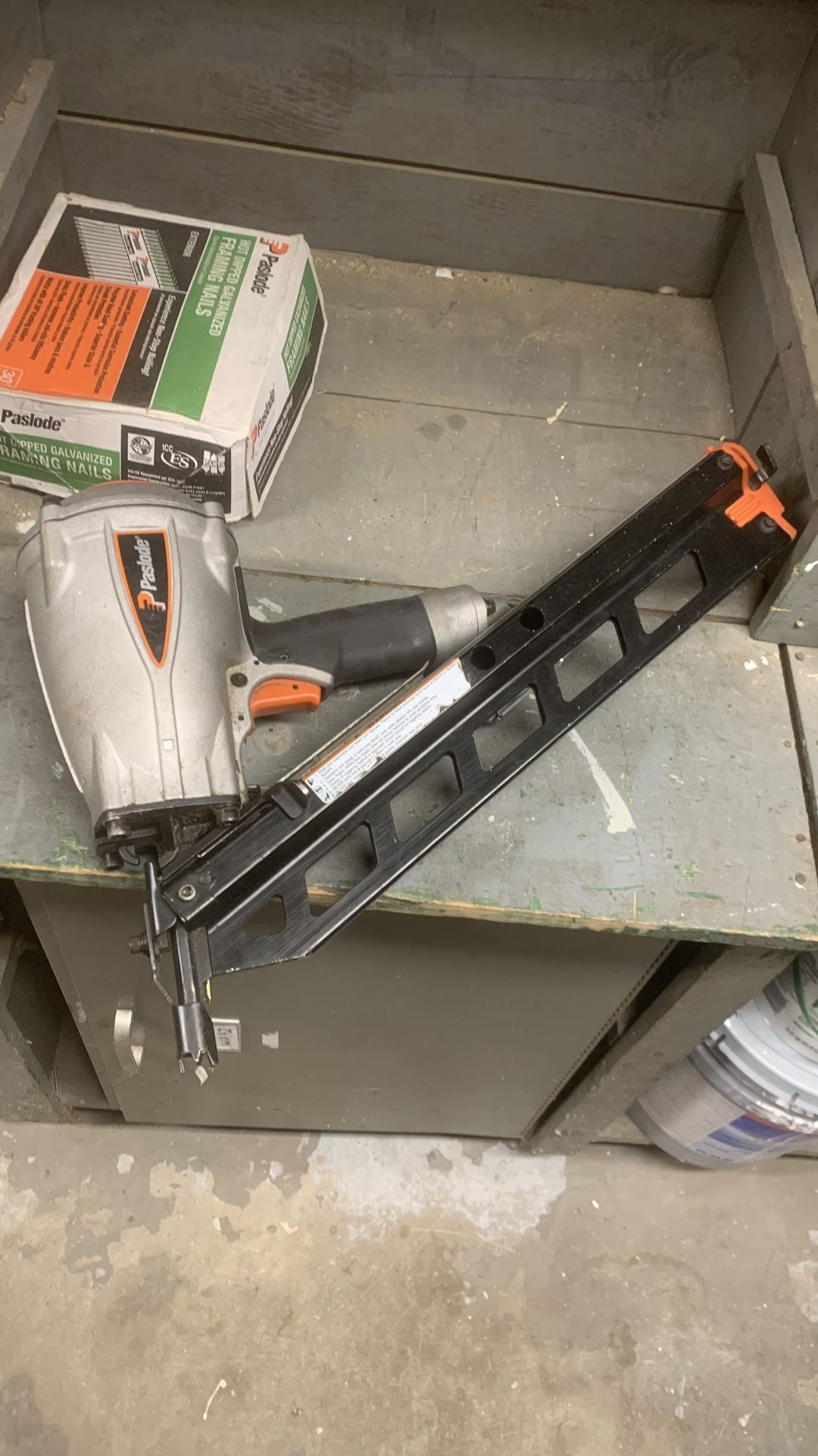 Paslode pneumatic 30 Degree nail gun 