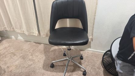 Black swivel chair