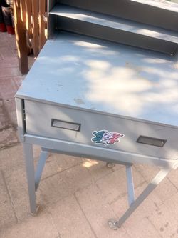 Super good condition work station with strorage space I. The bottom rack look