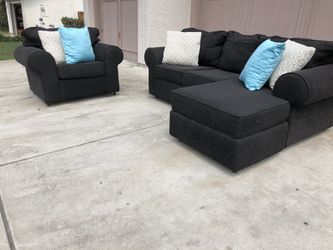 Macy’s black sectional w Movable Chaise living room set