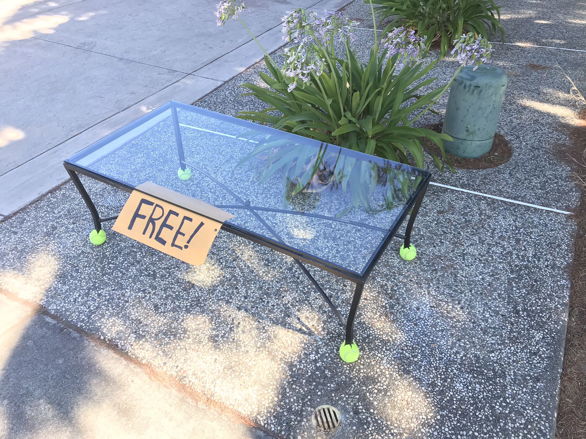 Free Coffee table in front Pls Pick up! :)