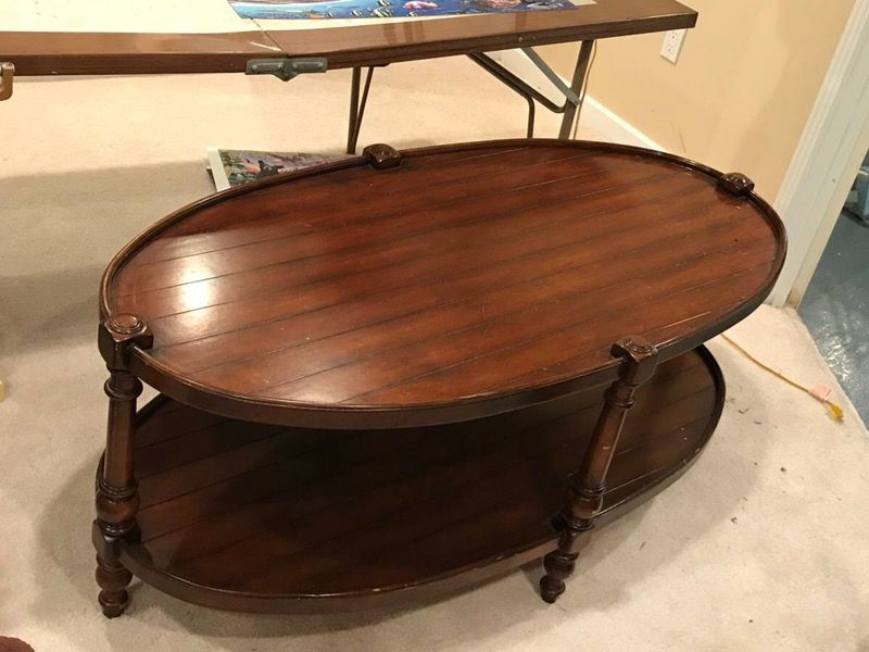 Oval cocktail table