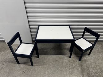 Kids table and chairs