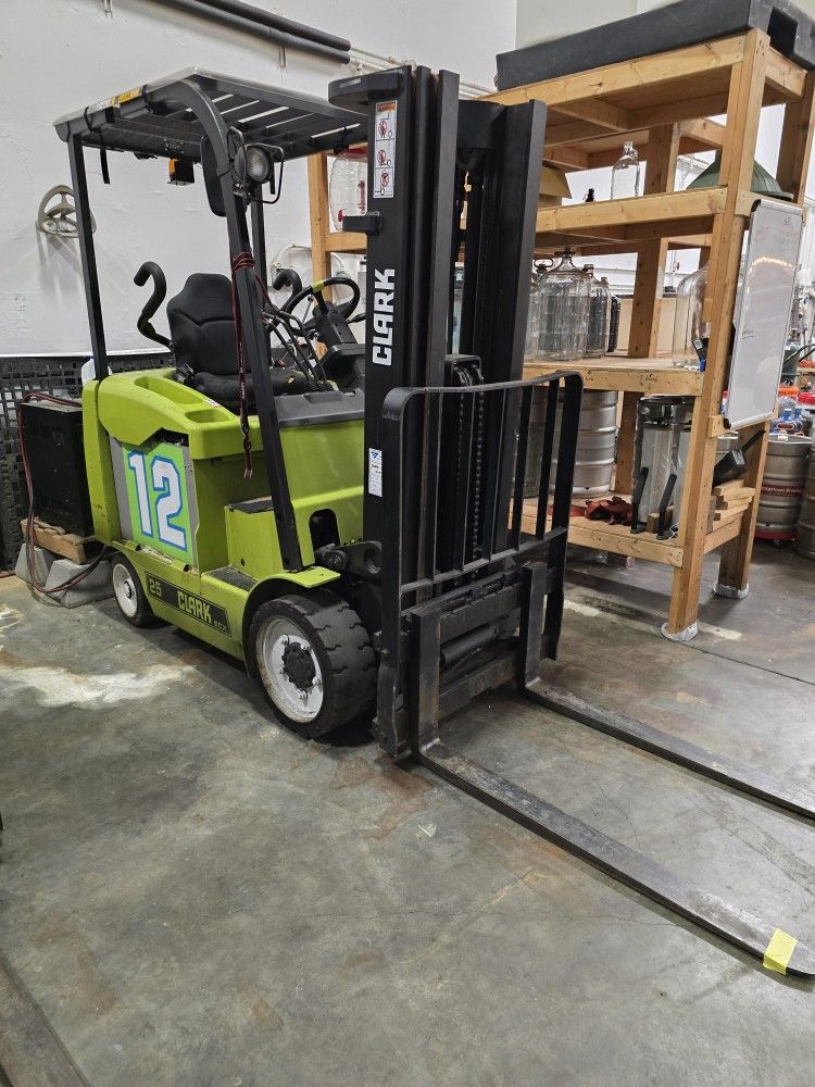 Forklift-Clark 25 Electric