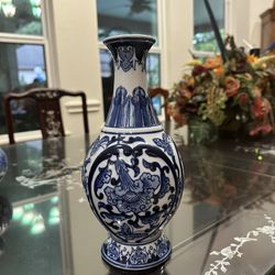 vintage chinese blue and white porcelain vase