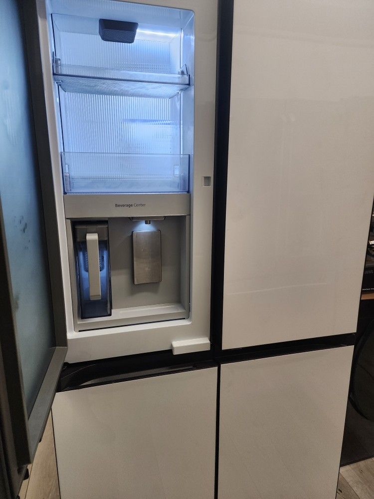 New Bespoke Refrigerator 4 Door With Beverage Center 