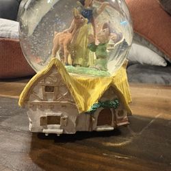 Disney Snow White Snow Globe 