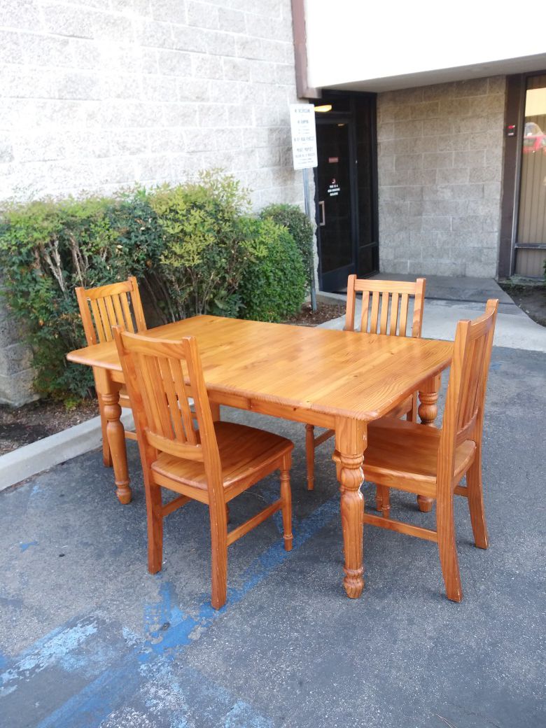 Nice oak wood dining table and chairs