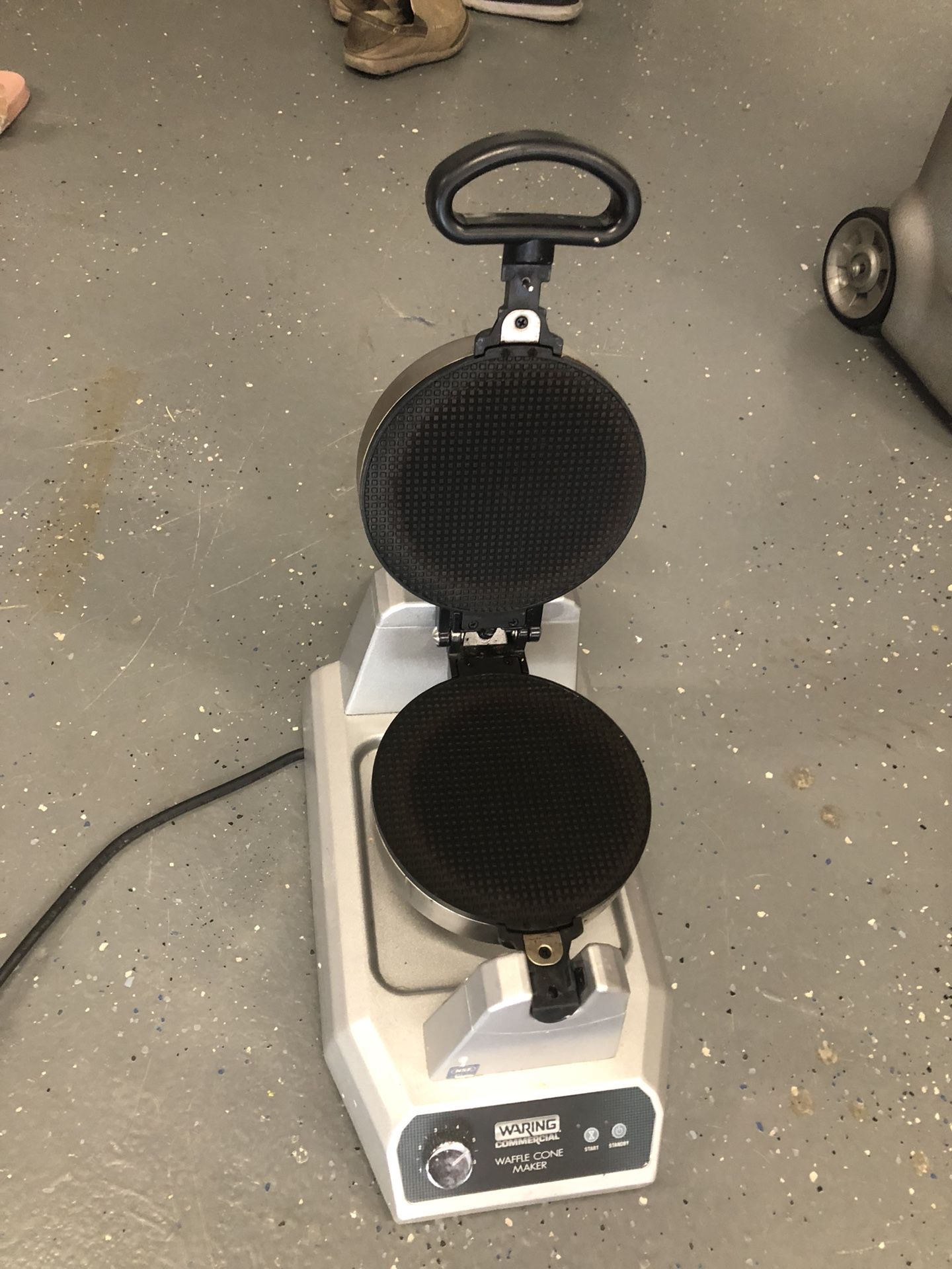 Eating waffle cone maker