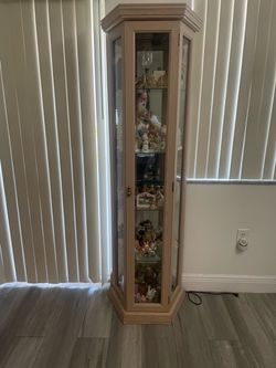 Curio Cabinet with glass shelf’s and light