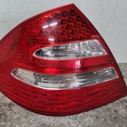 2003 2004 2005 2006 MERCEDES BENZ E CLASS SEDAN LEFT DRIVER SIDE TAIL LIGHT OEM