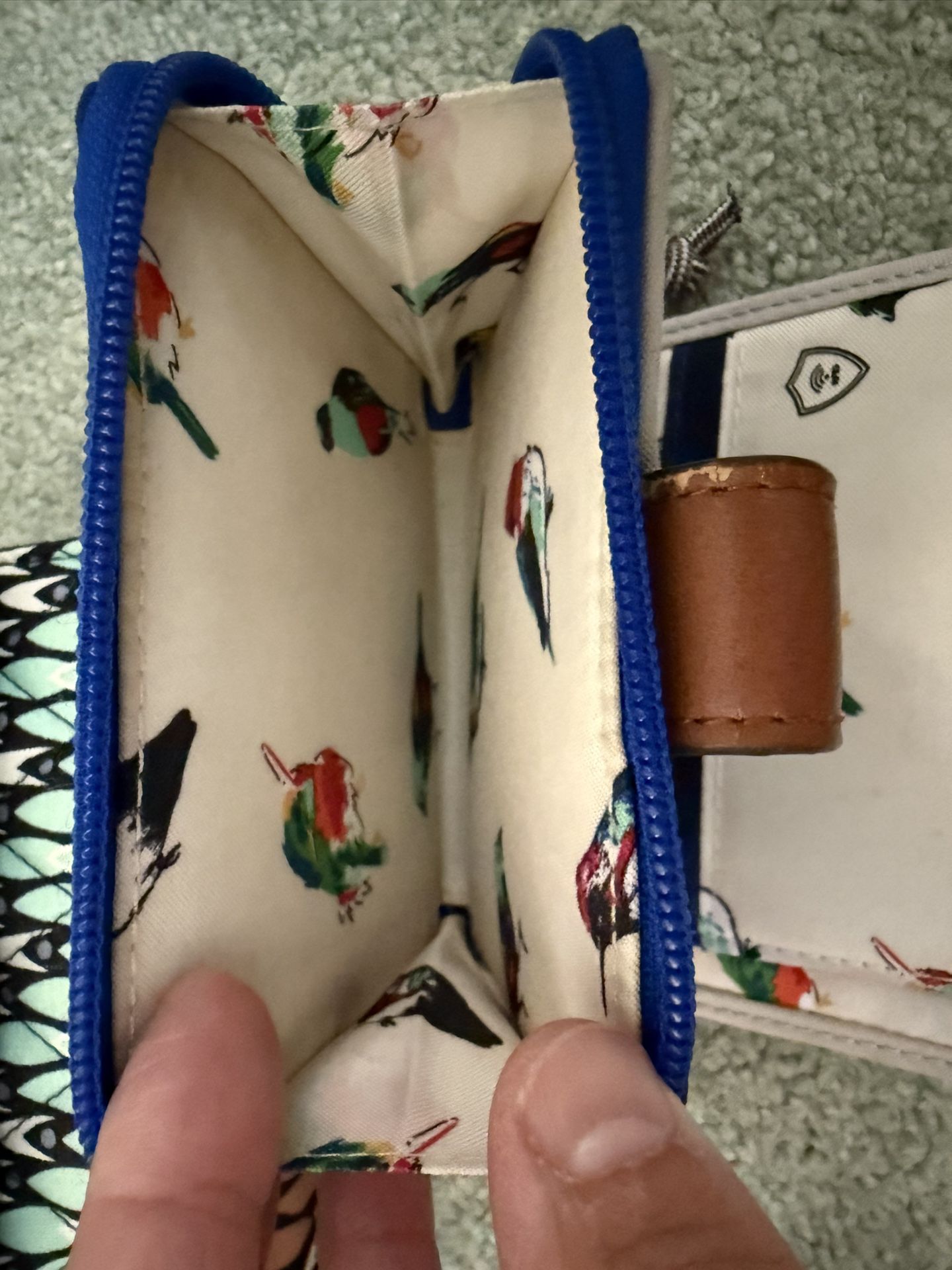 Lightly Used Vera Bradley RFID Bird Hummingbird Multi compartment Wallet ID Pocket Coin Purse