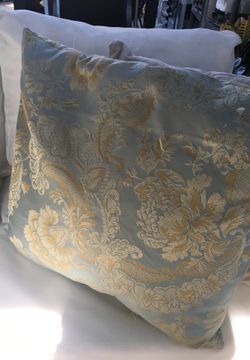 2 decorative pillows 24"
