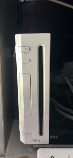 Nintendo Wii Console FULLY COMPLETE PLUG & PLAY Well Taken Care of Works Great. With Wii Sports & Super Mario Bros. And Accessories !