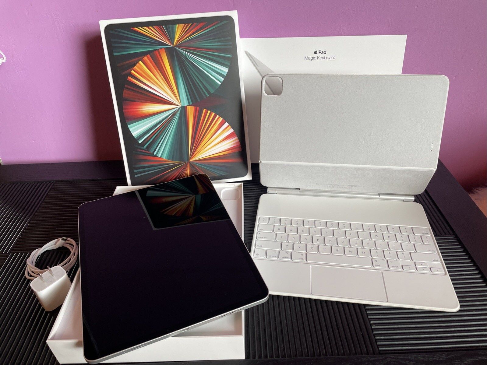 Apple iPad Pro 12.9 5th Gen 256gb WiFi Perfect Mint And White MagicKeyboard