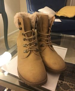 In Excellent condition women suede boot size 9 US