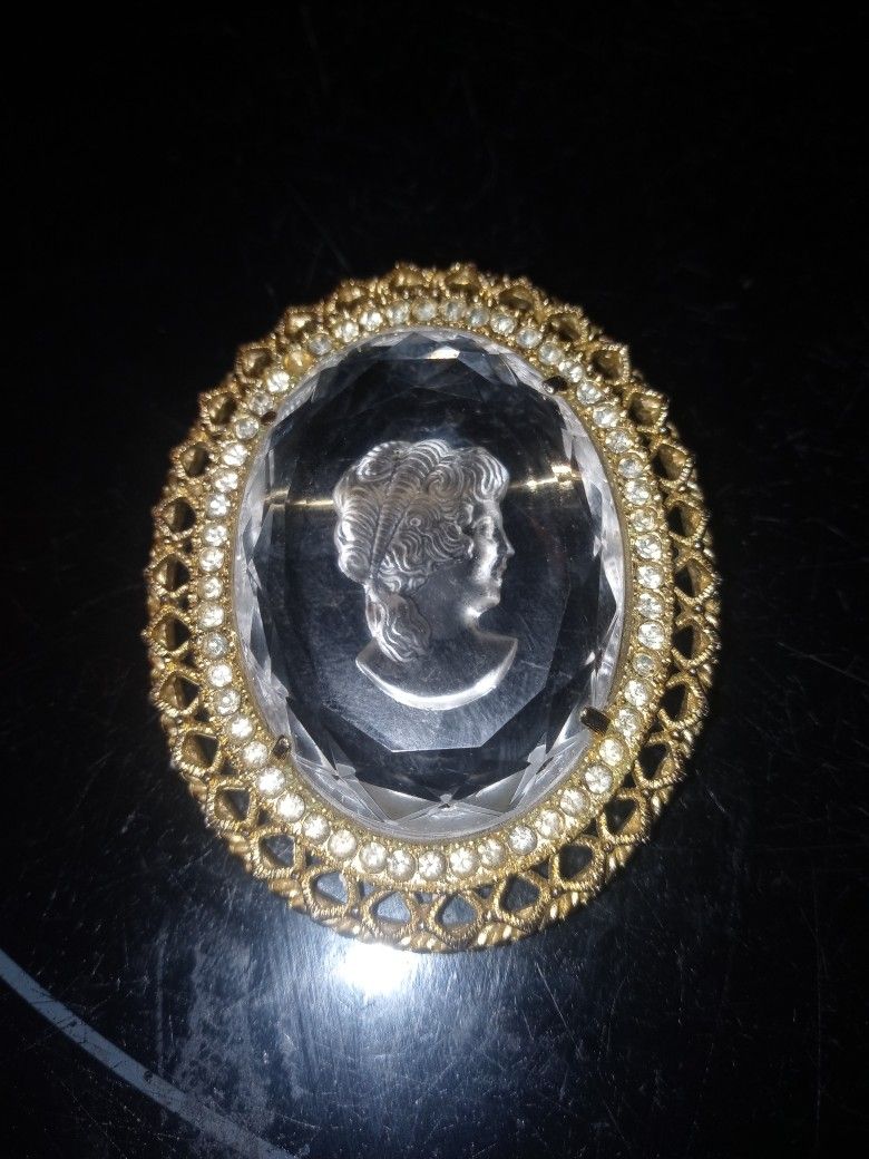 Vintage Cameo Clear glass Intaglio brooch with Gold tone filigree and rhinestone edging.