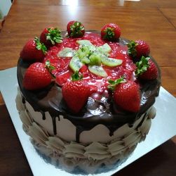 Marmoleado vainilla y chocolate, cubierta de chocolate y ganache.