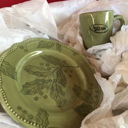 Christmas Plates And Cups 4 Each