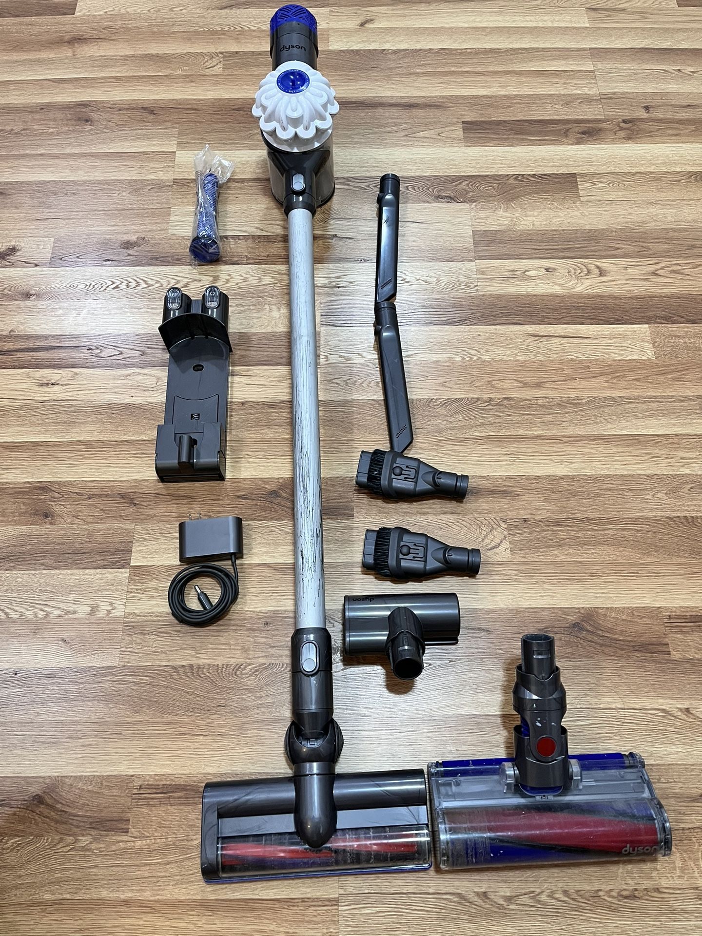 Dyson V6 With Attachments And Filter