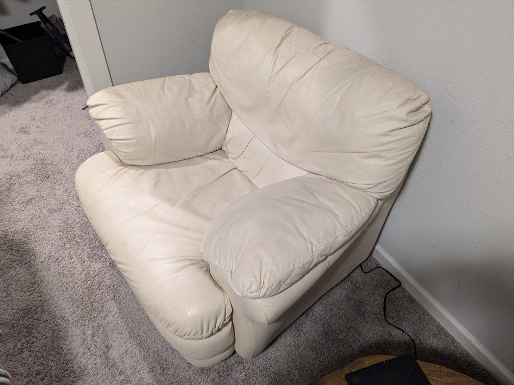 Selling Leather Couch - $40 , willing to Deliver