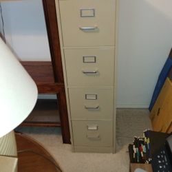 4 Drawer File Cabinet    no lock