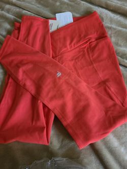 NWT Fabletics Oasis Twist Sports Bra and Pureluxe HW Crossover Leggings for  Sale in Pembroke Pines, FL - OfferUp