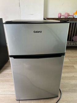 Mini fridge with freezer