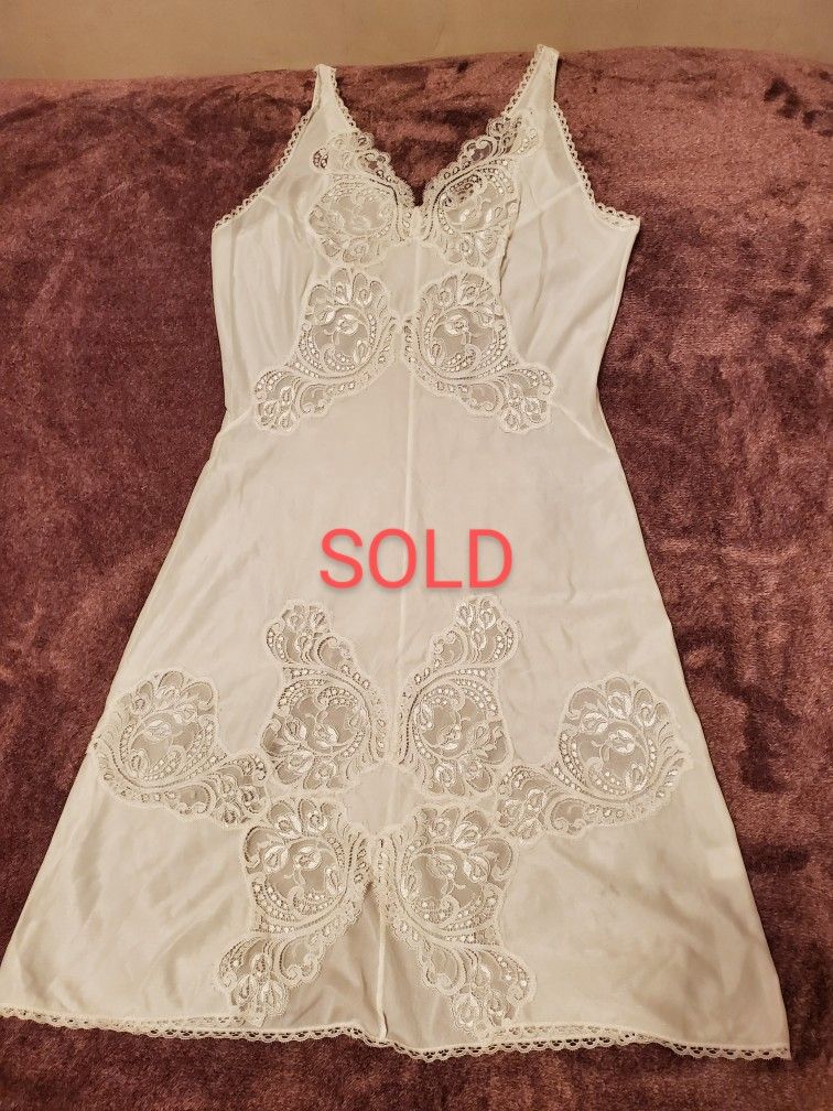 Yugoslavia vintage white slip dress short lingerie lace embroidered Nightgown size S
Slip dress Lace lingerie White 100% Nylon Antistatic Women's size