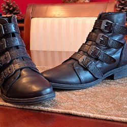 Black Boots with buckles and studs Steve Madden Size 8