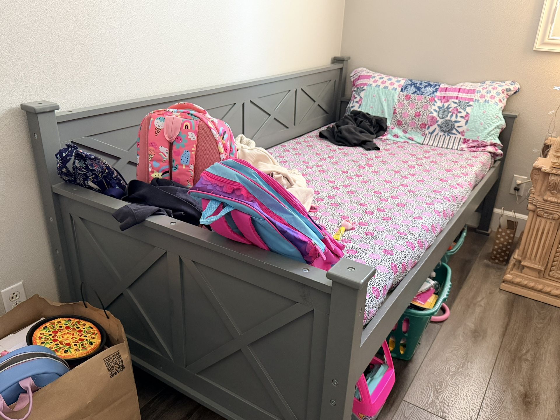 Day Bed/ Twin Beds