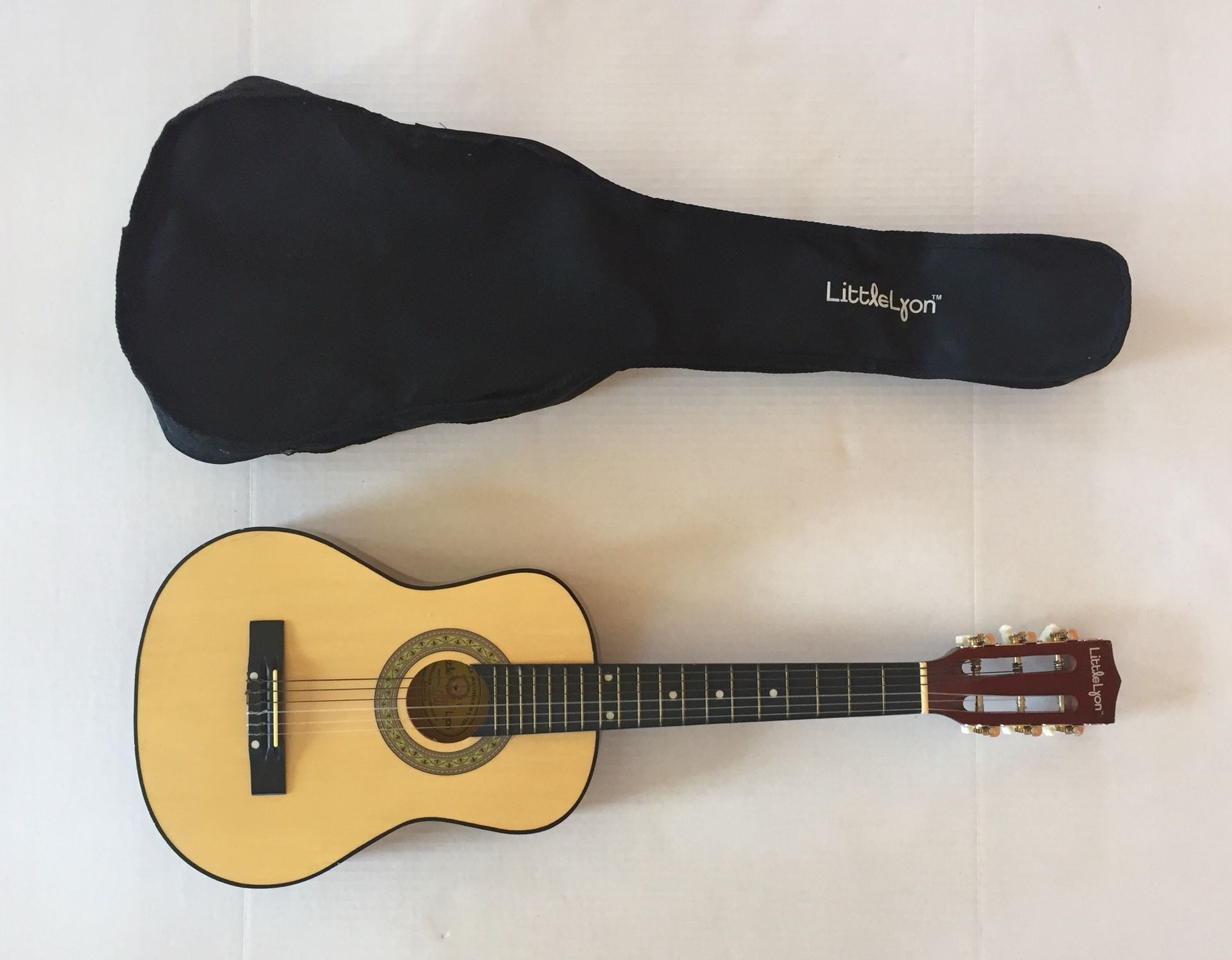 Washburn Little Lyon Kids Acoustic Guitar Model # LLAG1 W/ Travel Bag